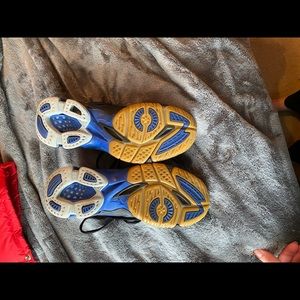 Black and blue volleyball shoes size 8